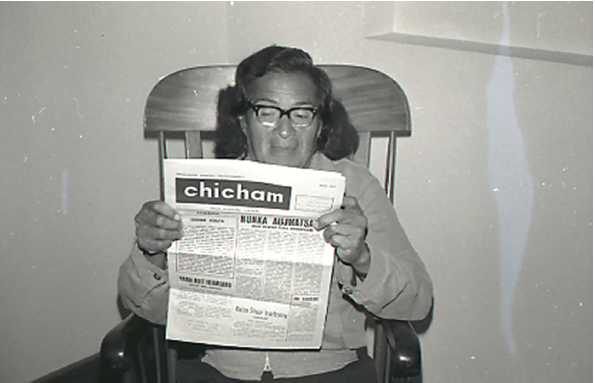 El múun Daniel Danducho leyendo un periódico en lengua awajún.