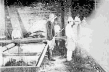 (Derecha) Fabricación de azúcar en La Manuelita, Palmira, 1891.