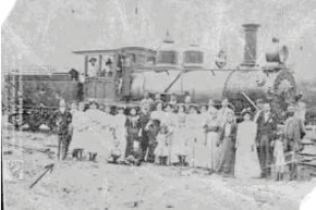 (Derecha): Galiciano Saavedra y acompañantes esperando la llegada del tren a la estación del ferrocarril. Dagua, 1895.